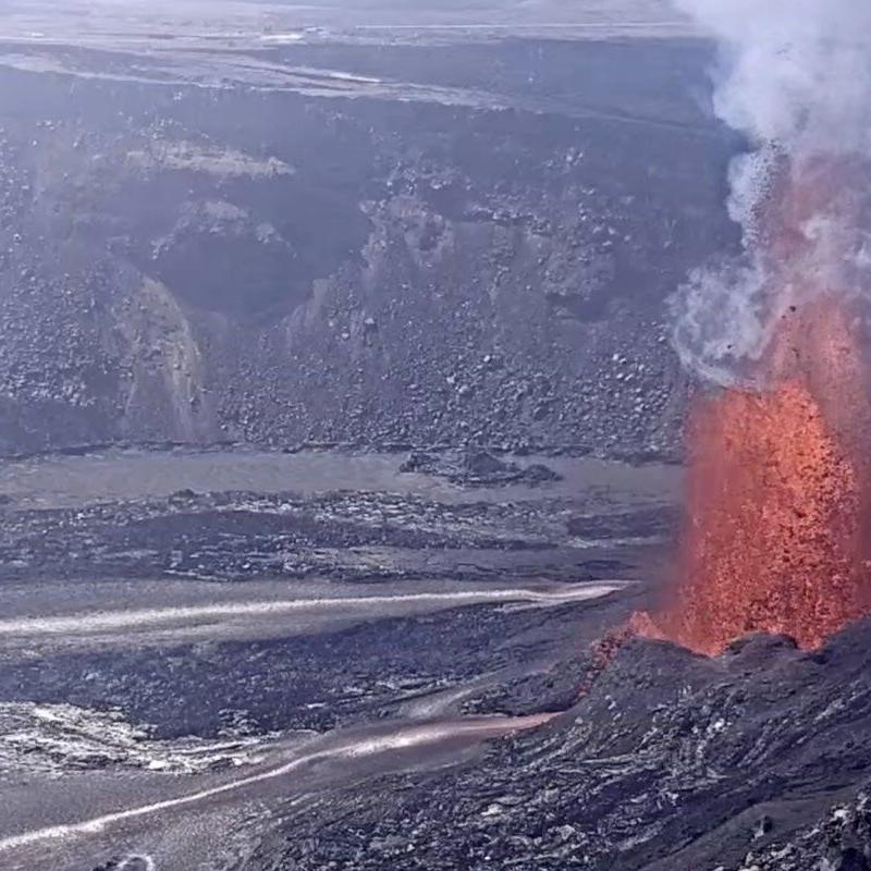 Hawaii volcano again puts tall lava fountains on display in latest eruption episode